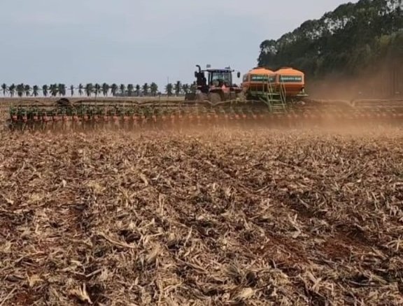 Foto de um trator plantando milho em uma fazenda na cidade de Campos de Júlio - MT