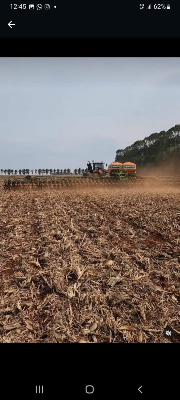 Foto de um trator plantando milho em uma fazenda na cidade de Campos de Júlio - MT