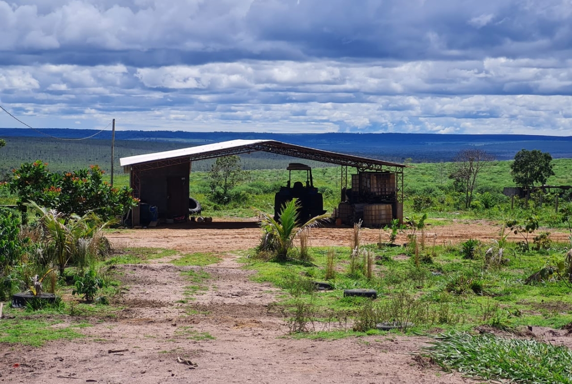 foto de um barracão de fazenda com um trator