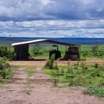 foto de um barracão de fazenda com um trator