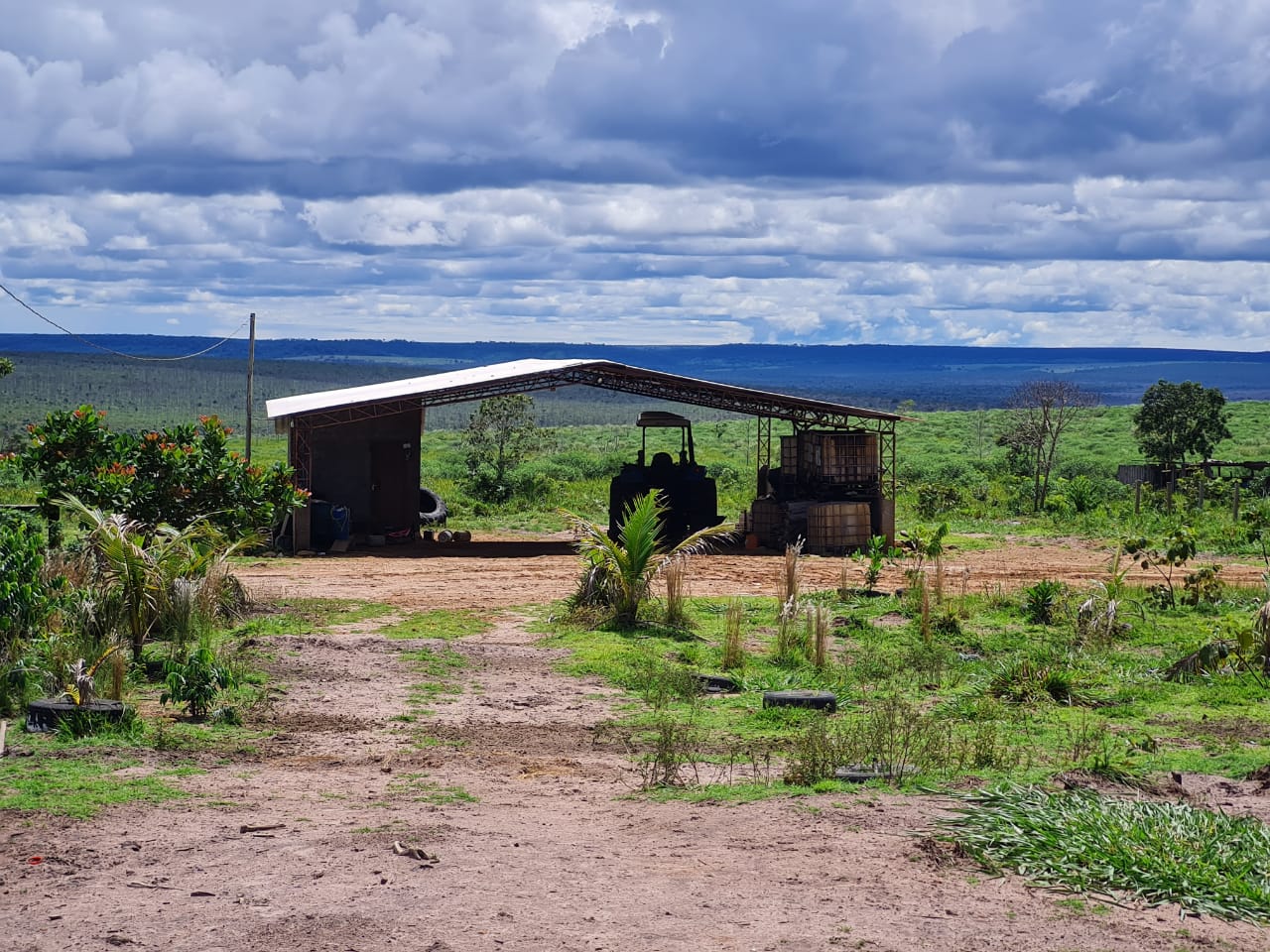 foto de um barracão de fazenda com um trator